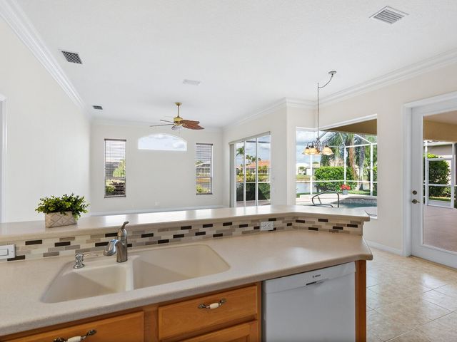 863 MACAW CIRCLE, Venice, FL 34285