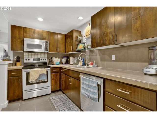 648 Ne ADWICK Dr, Hillsboro, OR 97006