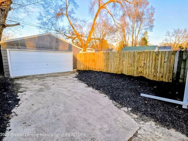 3721 Kendalwood Drive, Lansing, MI 48911