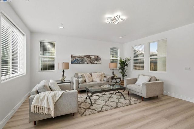 574 Mandevilla Dr, Brentwood, CA 94513