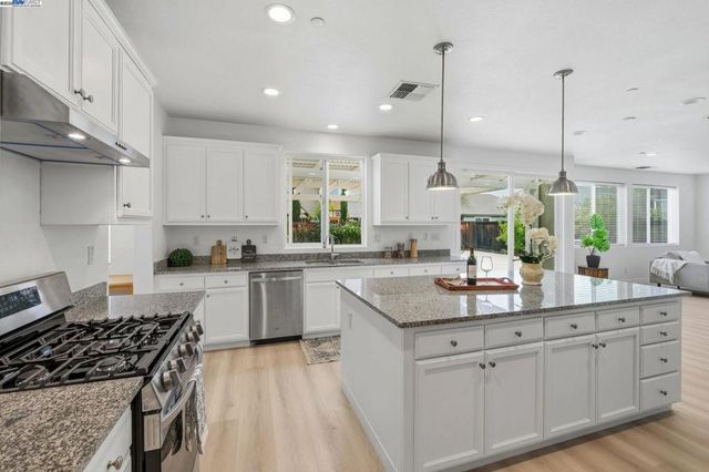 574 Mandevilla Dr, Brentwood, CA 94513