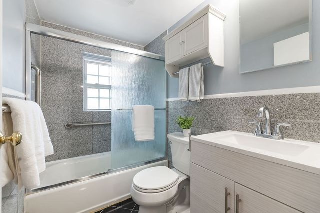 210 Hillside Ave 32, Needham, MA 02494