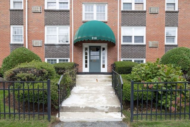 210 Hillside Ave 32, Needham, MA 02494