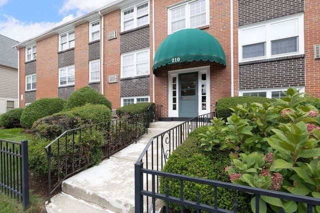 210 Hillside Ave 32, Needham, MA 02494