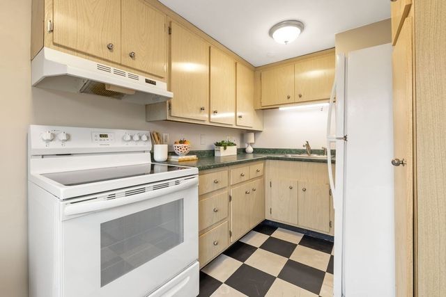 210 Hillside Ave 32, Needham, MA 02494