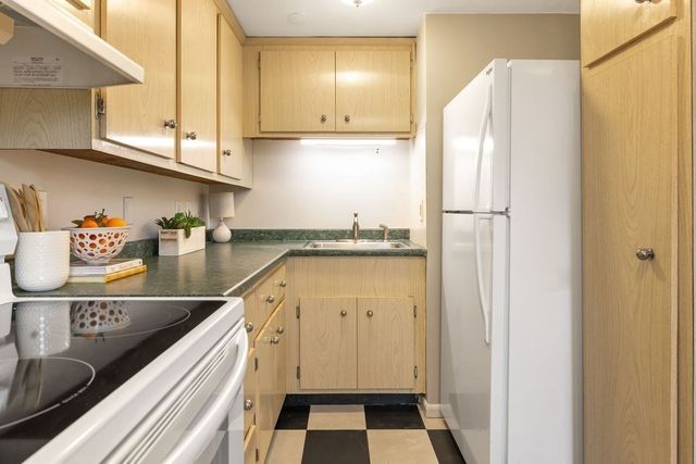 210 Hillside Ave 32, Needham, MA 02494