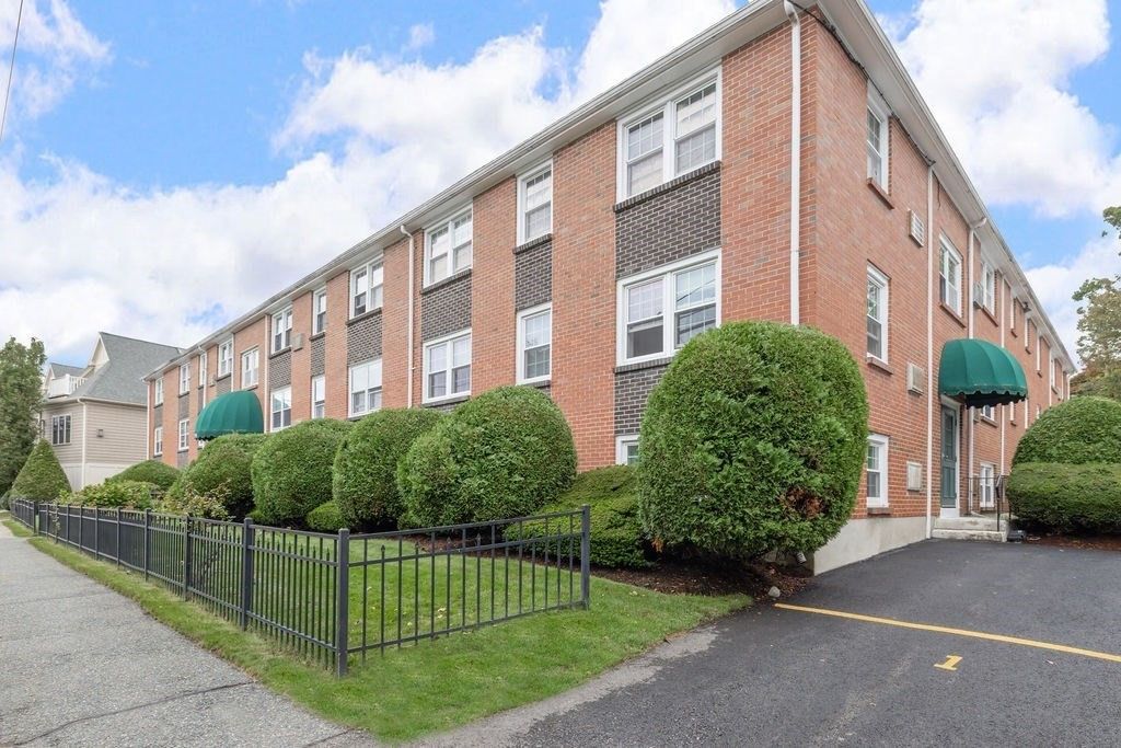 210 Hillside Ave 32, Needham, MA 02494