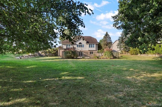 1075 Long Leaf Court, Brighton, MI 48116