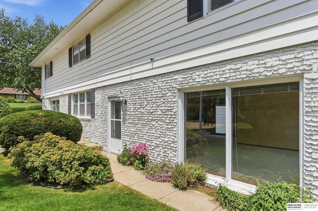 825 S 113th Street, Omaha, NE 68154