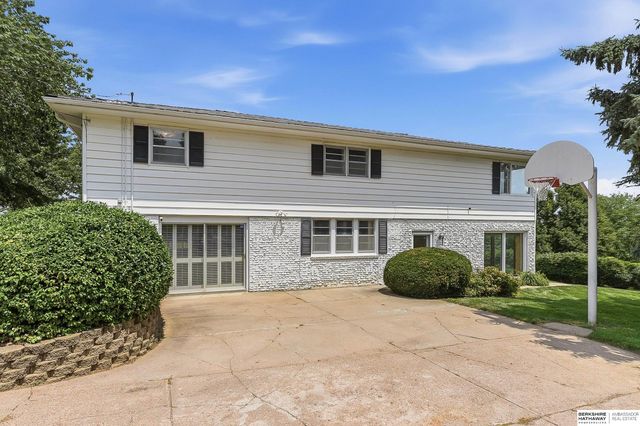825 S 113th Street, Omaha, NE 68154