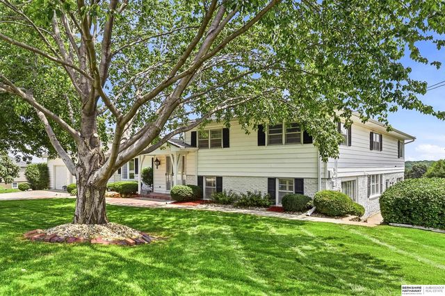 825 S 113th Street, Omaha, NE 68154
