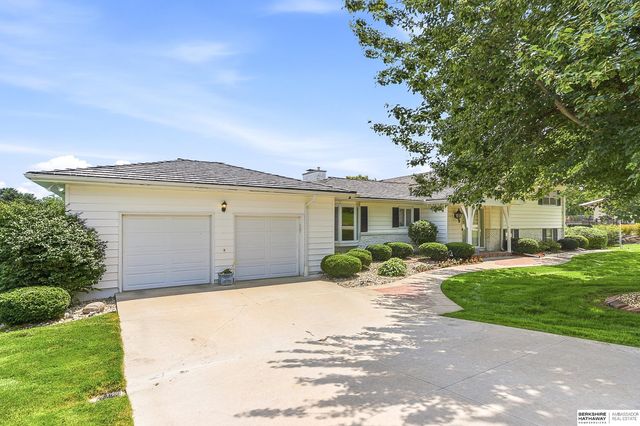 825 S 113th Street, Omaha, NE 68154
