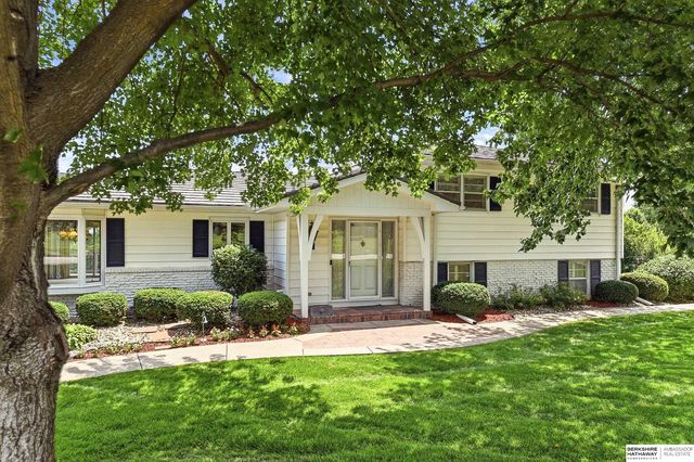 825 S 113th Street, Omaha, NE 68154