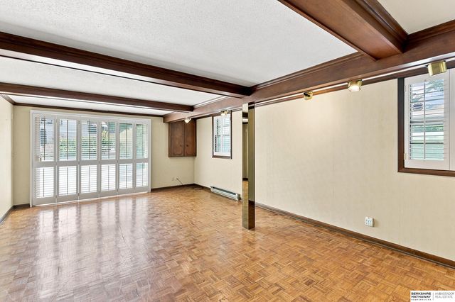 825 S 113th Street, Omaha, NE 68154