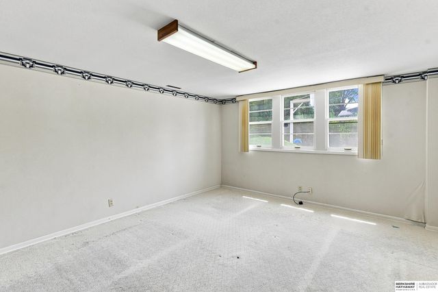 825 S 113th Street, Omaha, NE 68154