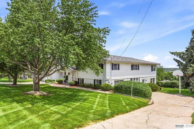 825 S 113th Street, Omaha, NE 68154