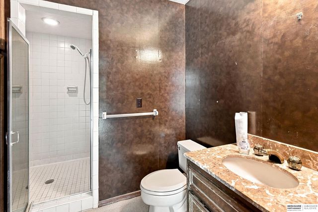 825 S 113th Street, Omaha, NE 68154
