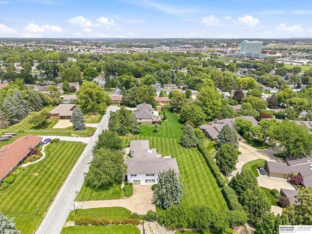 825 S 113th Street, Omaha, NE 68154