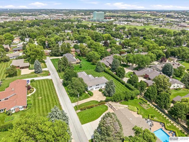 825 S 113th Street, Omaha, NE 68154