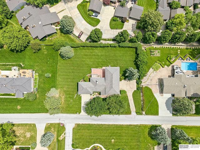825 S 113th Street, Omaha, NE 68154