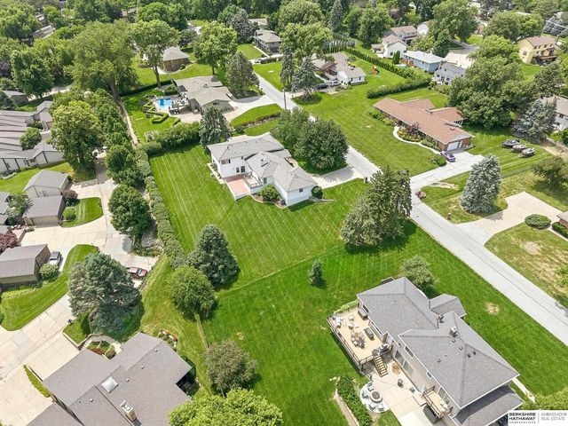 825 S 113th Street, Omaha, NE 68154