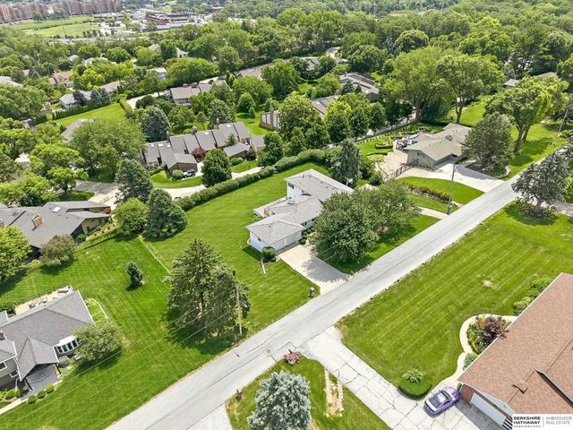 825 S 113th Street, Omaha, NE 68154
