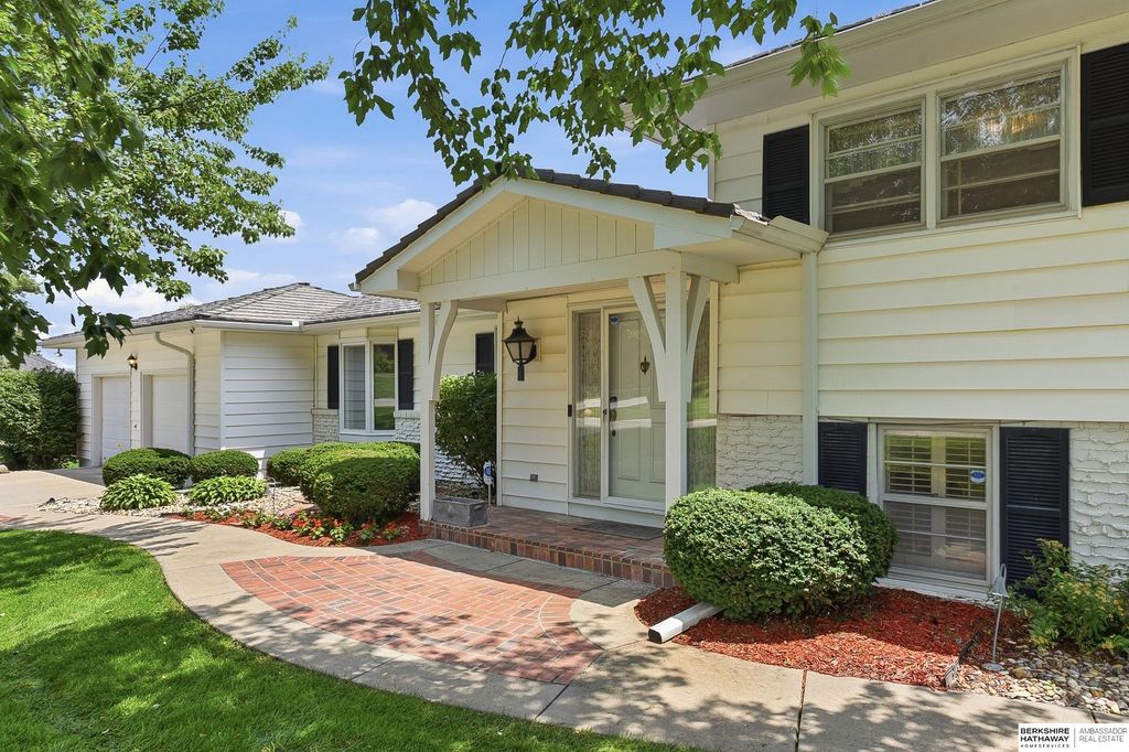 825 S 113th Street, Omaha, NE 68154