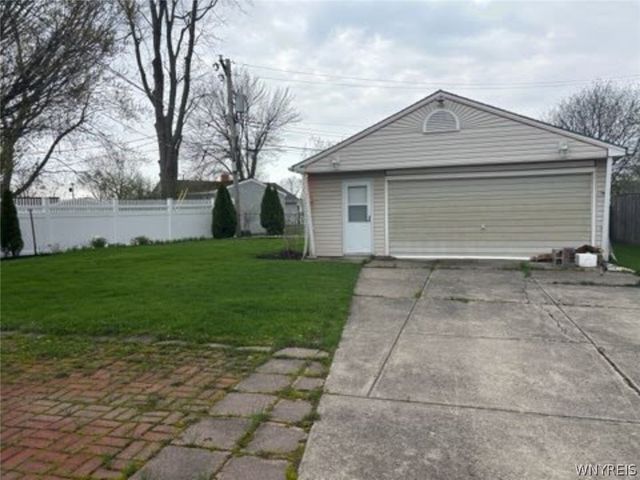 28 Crescent Road, Grand Island, NY 14072