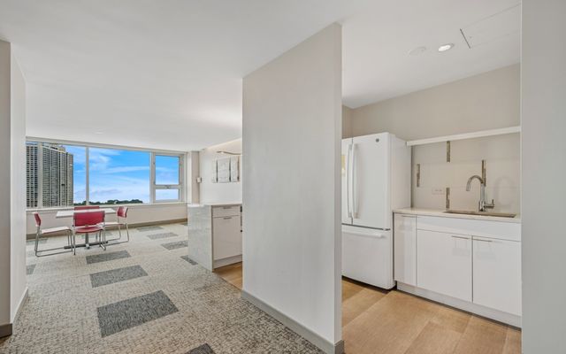 2728 N Hampden Court 605, Chicago, IL 60614