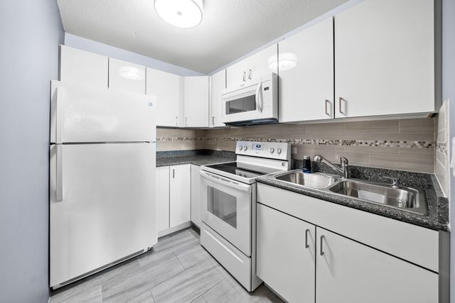 2728 N Hampden Court 605, Chicago, IL 60614