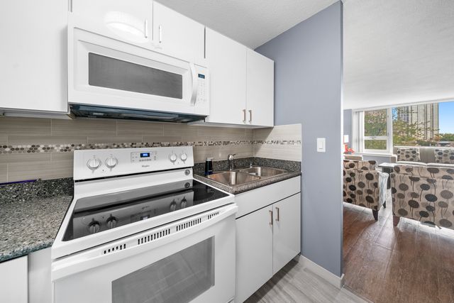 2728 N Hampden Court 605, Chicago, IL 60614