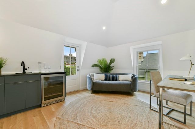 15 Pleasant St 1, Cambridge, MA 02139