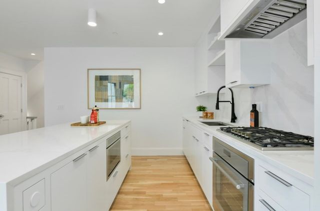 15 Pleasant St 1, Cambridge, MA 02139