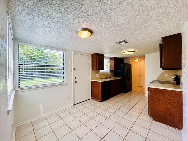 8800 Clearbrook TRL B, Austin, TX 78729