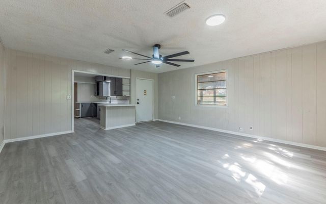 574 Oaklawn DR, Rockdale, TX 76567