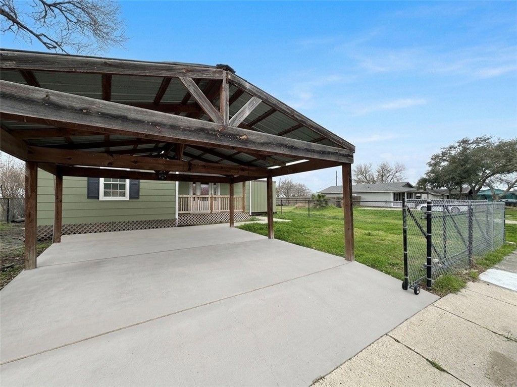 1202 Main Dr, Corpus Christi, TX 78409 — photo 2
