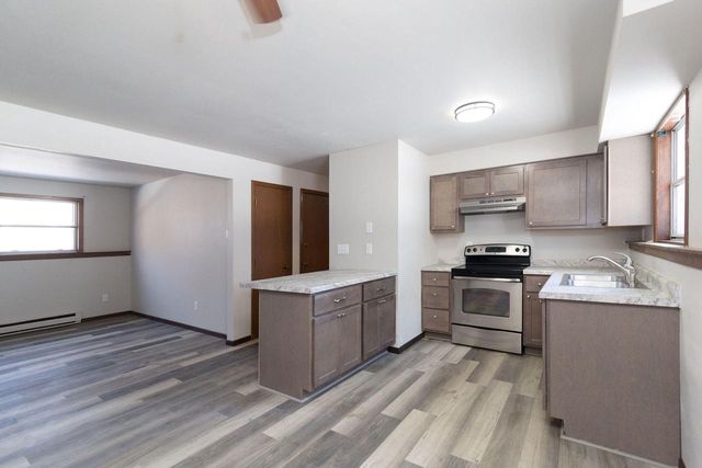 677 W 3rd AVENUE, Oshkosh, WI 54902