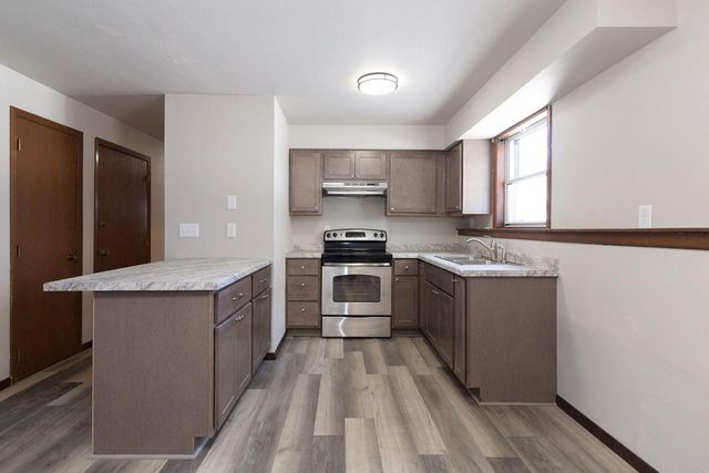 677 W 3rd AVENUE, Oshkosh, WI 54902