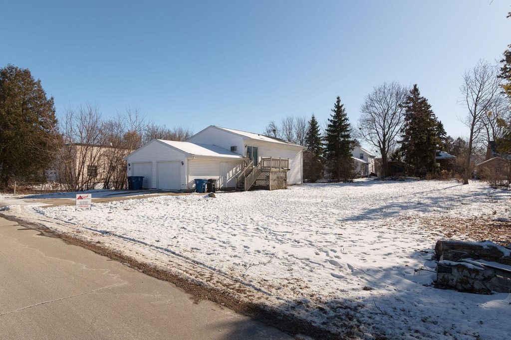 677 W 3rd AVENUE, Oshkosh, WI 54902