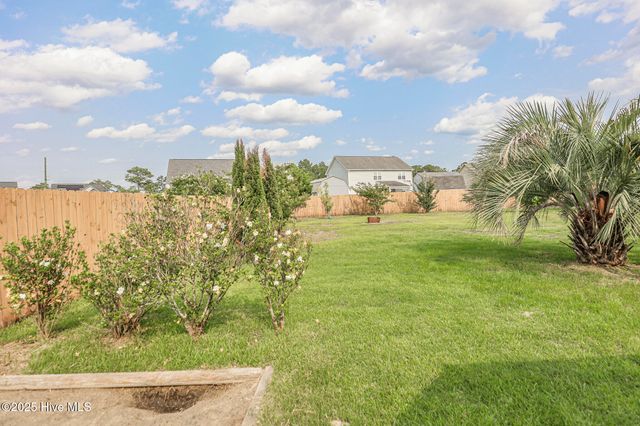205 Chestwood Drive, Hubert, NC 28539