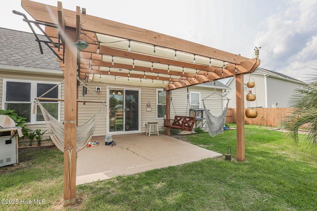 205 Chestwood Drive, Hubert, NC 28539