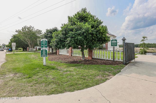205 Chestwood Drive, Hubert, NC 28539