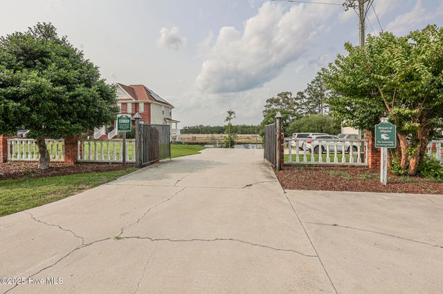 205 Chestwood Drive, Hubert, NC 28539