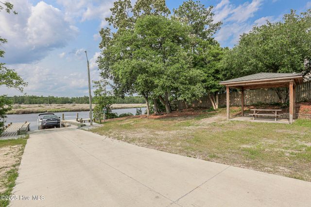 205 Chestwood Drive, Hubert, NC 28539