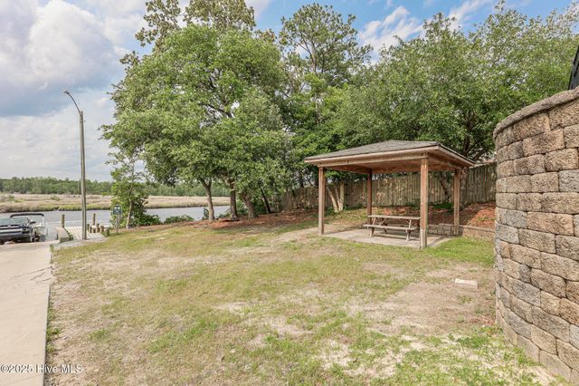 205 Chestwood Drive, Hubert, NC 28539