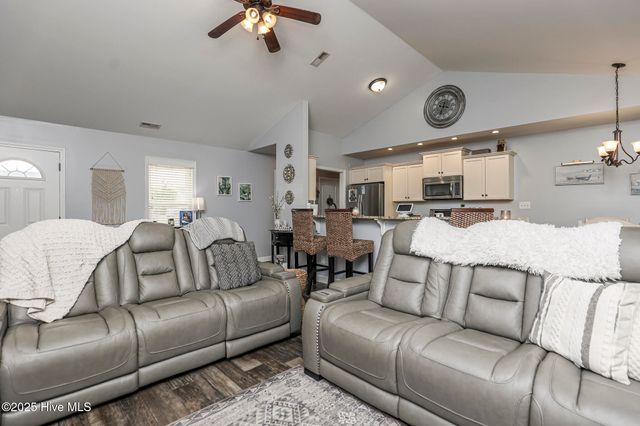 205 Chestwood Drive, Hubert, NC 28539