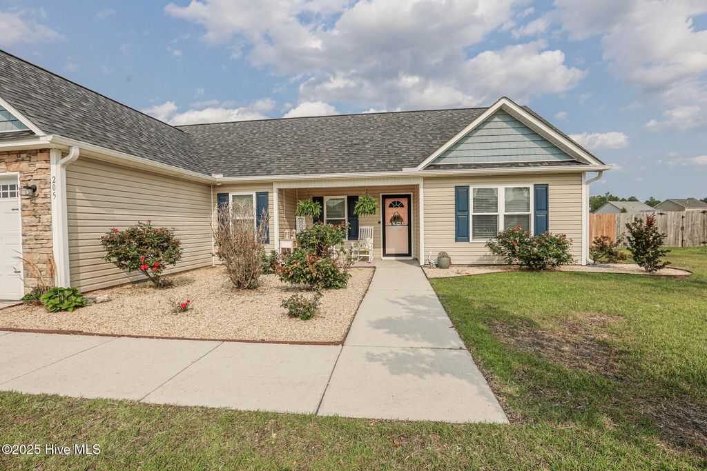 205 Chestwood Drive, Hubert, NC 28539