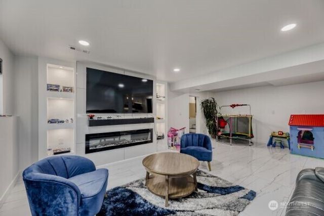 17606 Larch Way, Lynnwood, WA 98037