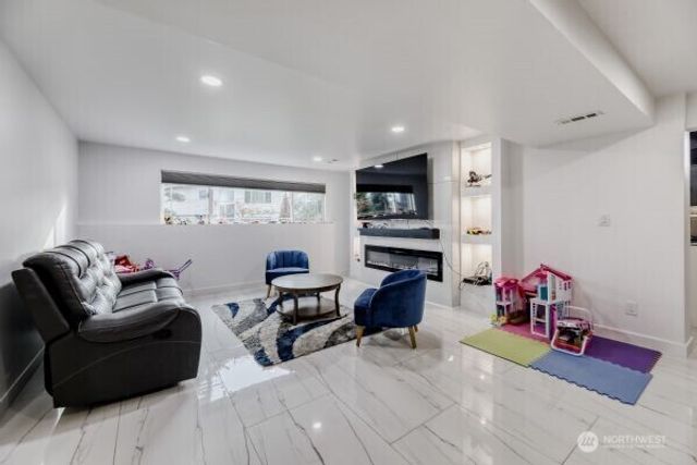 17606 Larch Way, Lynnwood, WA 98037