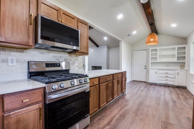 1020 Peach Lane, Desoto, TX 75115